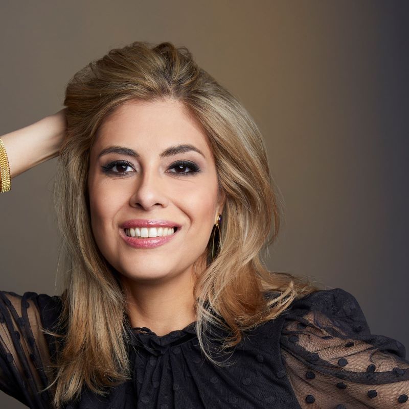 卡拉·卡納萊斯 女士